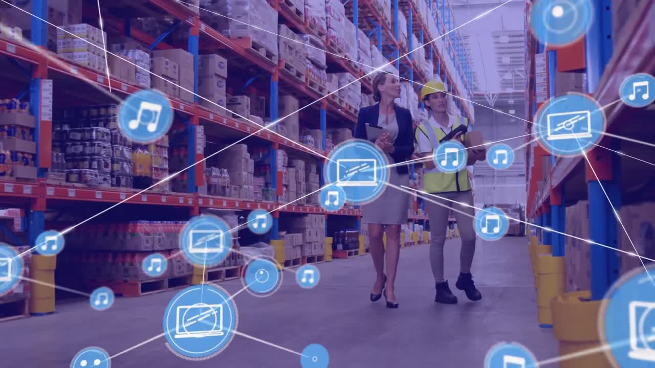 red de iconos digitales contra la supervisora caucásica y la trabajadora que comprueba el stock en el almacén