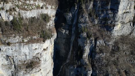 Amden-Wesen-Schweiz-Nähert-Sich-Dem-Schmalen-Wasserfall-In-Den-Alpen