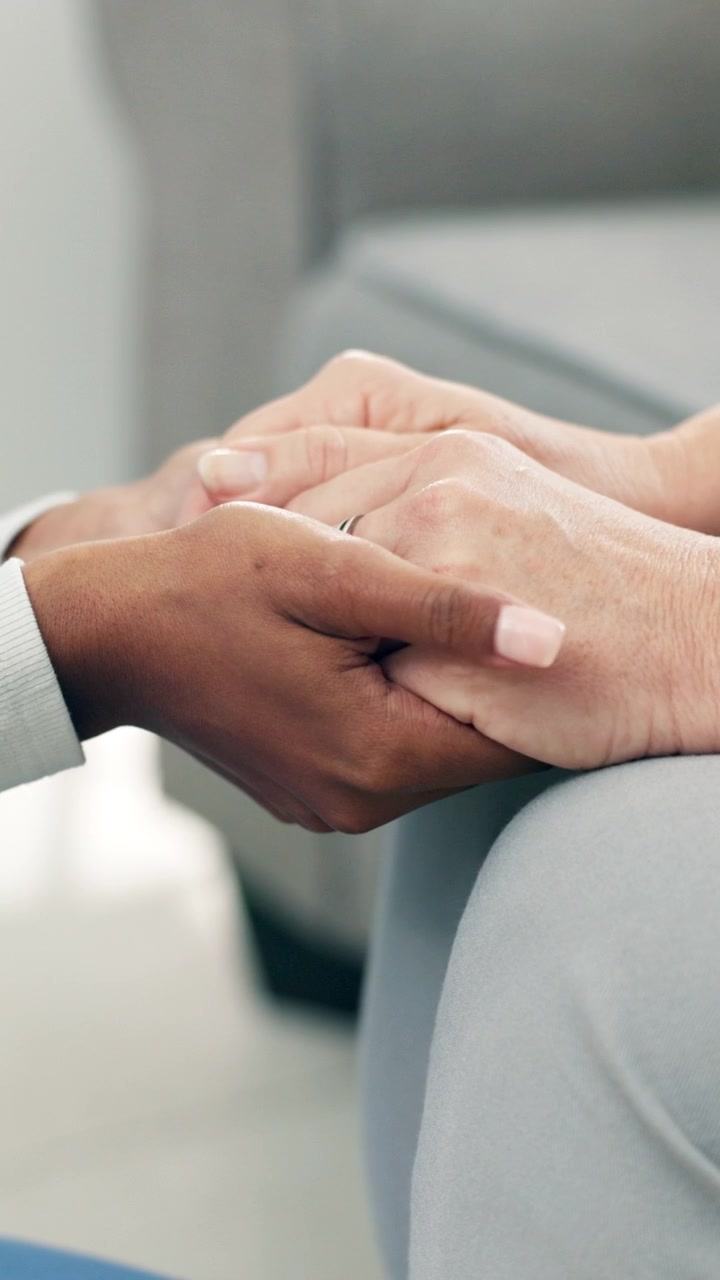 Primo Piano di un Caregiver che Tiene la Mano di una Persona Anziana