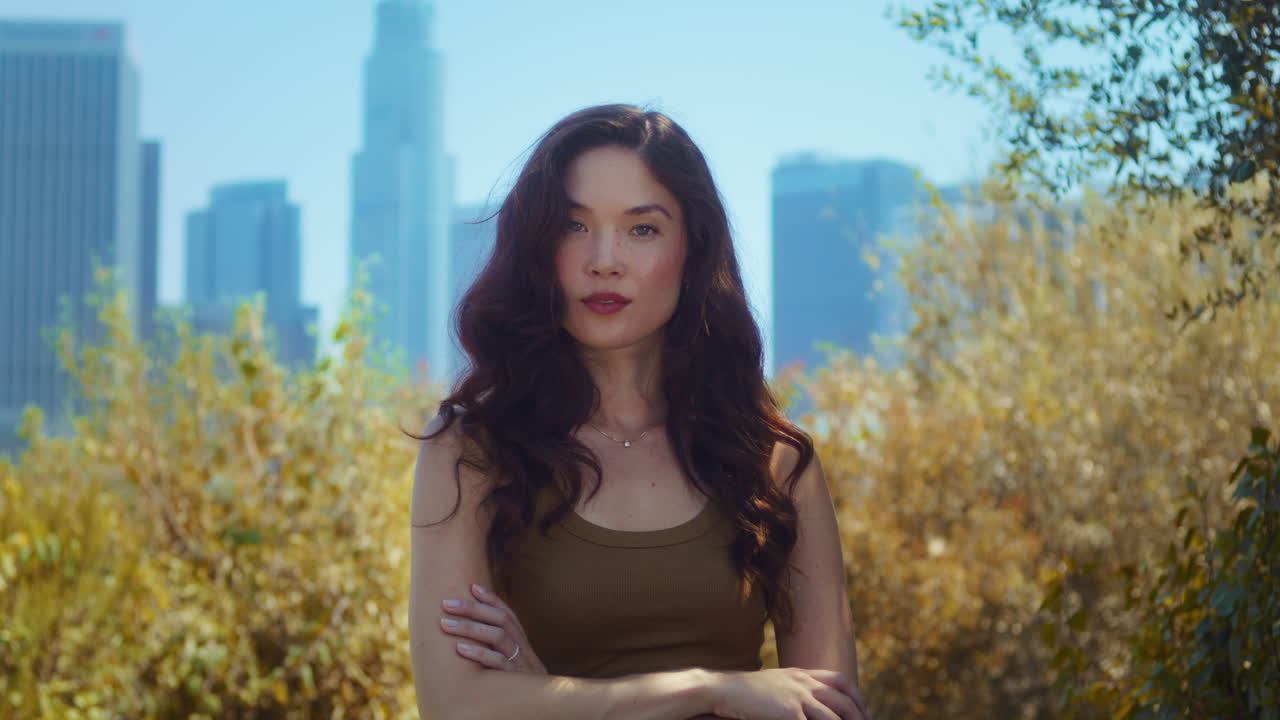 공원에서 예쁜 아시아 소녀의 초상화. 자연 클로즈업에 서있는 편안한 여성.