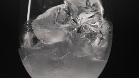 kaltwasser-eiswürfel aus glas-close-up-zoom auf. gekühltes tonic-konzept