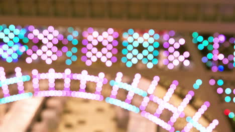 luces multicolores parpadeando y parpadeando en un patrón rítmico, mostrando un color tras otro