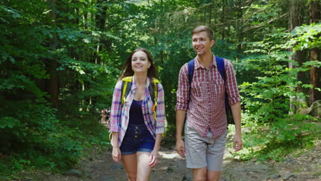 Joven-Pareja-Atractiva-Es-Caminar-En-El-Bosque-Senderismo-Y-Estilo-De-Vida-Activo