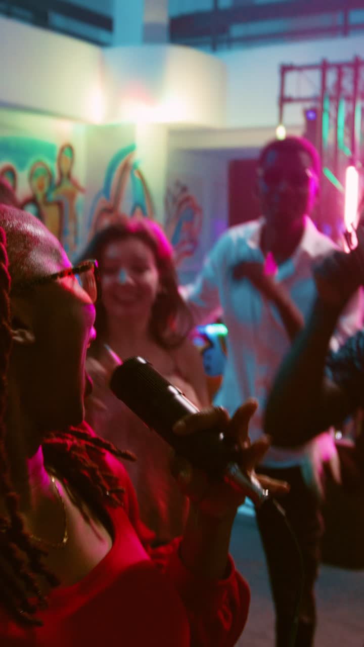 Video verticale: POV di una donna che filma un vlog in discoteca