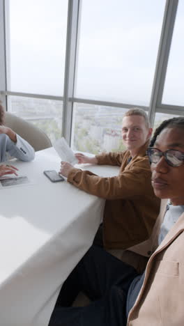 reunião de negócios com vista para a cidade
