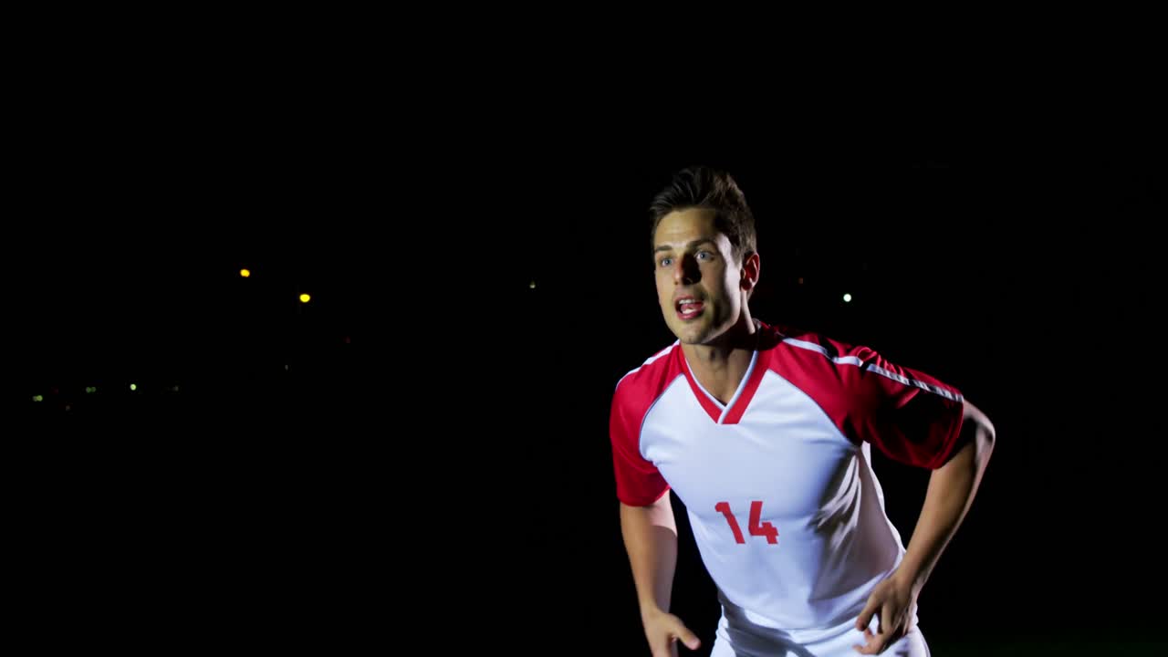 자신감 있는 축구 선수가 공을 헤딩 4k