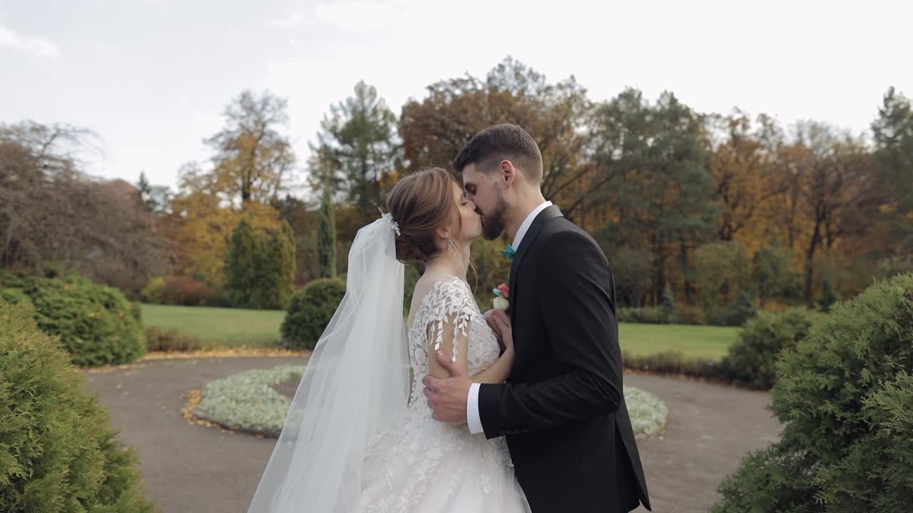 Nybrudepar. Kaukasisk gom med brud i parken. Bryllupspar. Glad familie