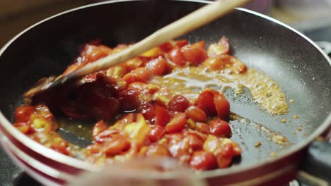 요리하는 동안 팬에 토마토 소스를 저어주세요