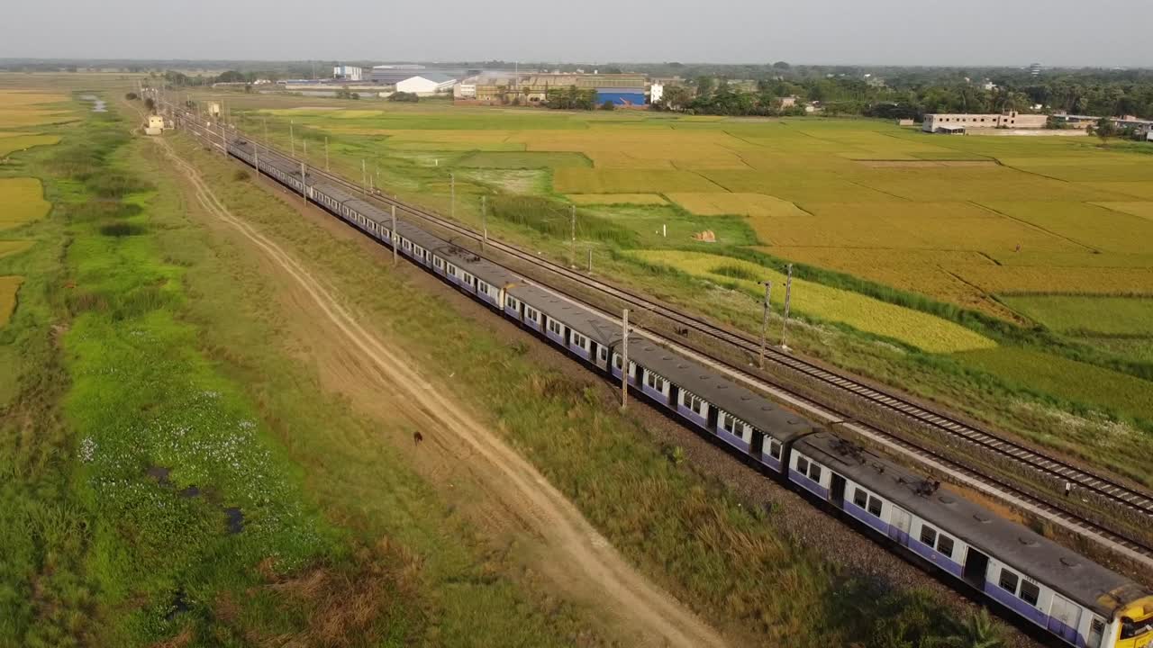 열차는 인도 교통에서 중요한 역할을 합니다.