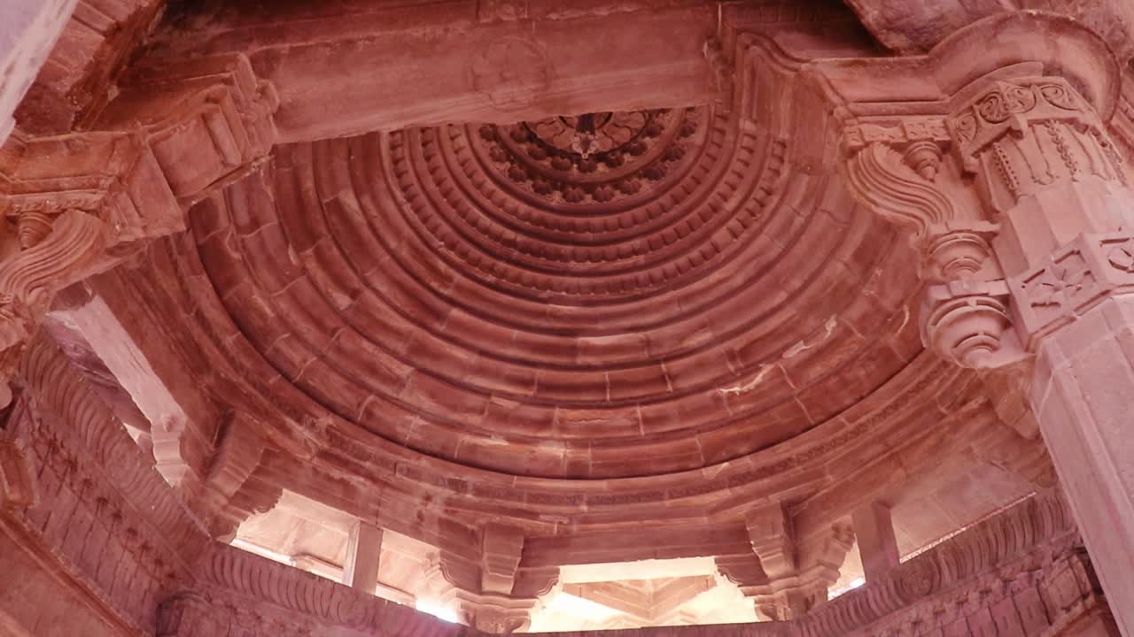 cúpula del antiguo templo hindú dentro de la arquitectura desde un ángulo único en el día tomado en el jardín mandore jodhpur rajasthan india
