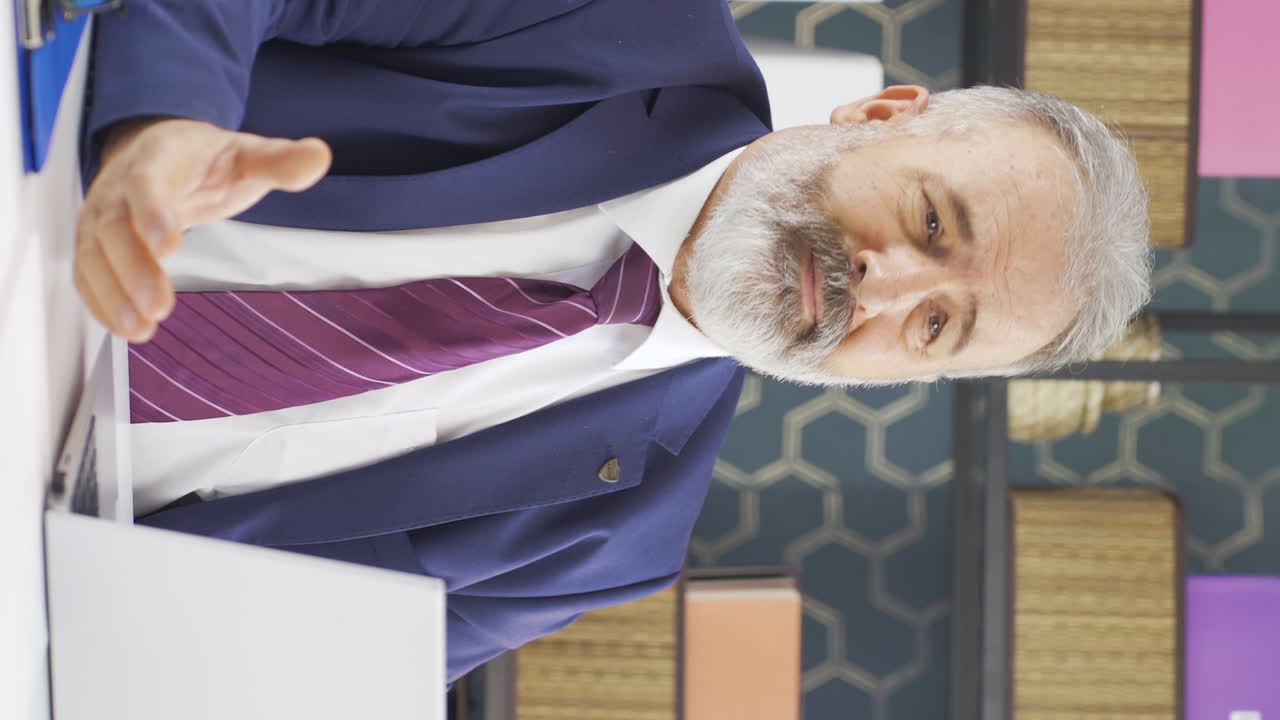 좌절한  ⁇ 은 사업가의 수직 비디오.