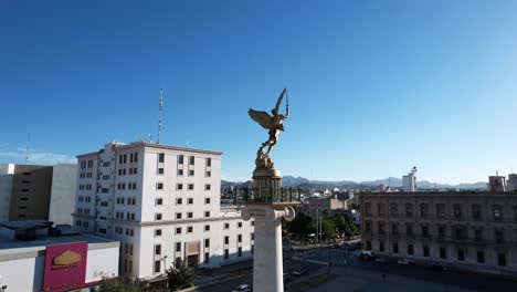 Disparo-Orbital-De-Drones-Del-Monumento-A-La-Paz-En-La-Ciudad-De-Chihuahua,-México