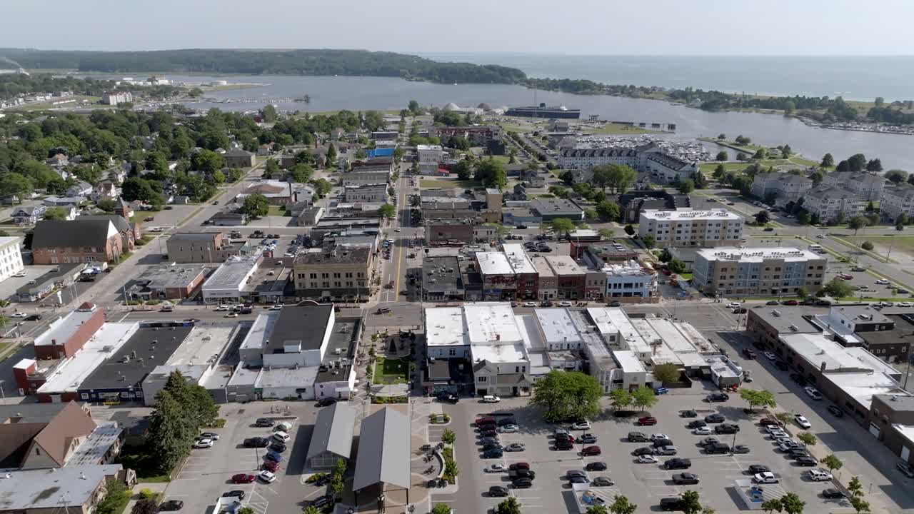 vista aérea de una ciudad costera