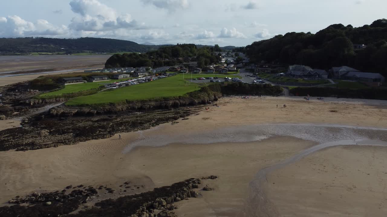 vista aérea del restaurante de la taberna costera del muelle rojo en la isla de anglesey, gales del norte, dando vueltas a la derecha