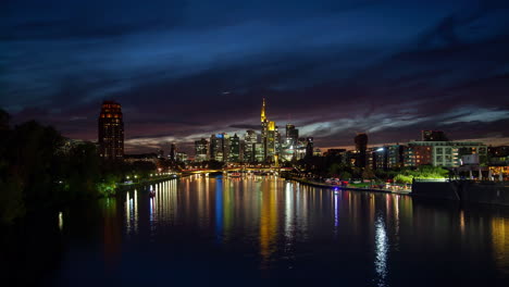 Spiegelung-Der-Frankfurter-Skyline-Bei-Sonnenuntergang