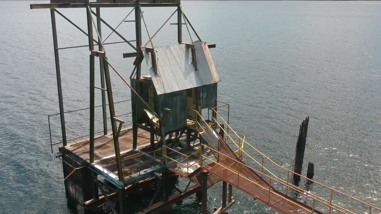 호수에 버려진 오래된 부두