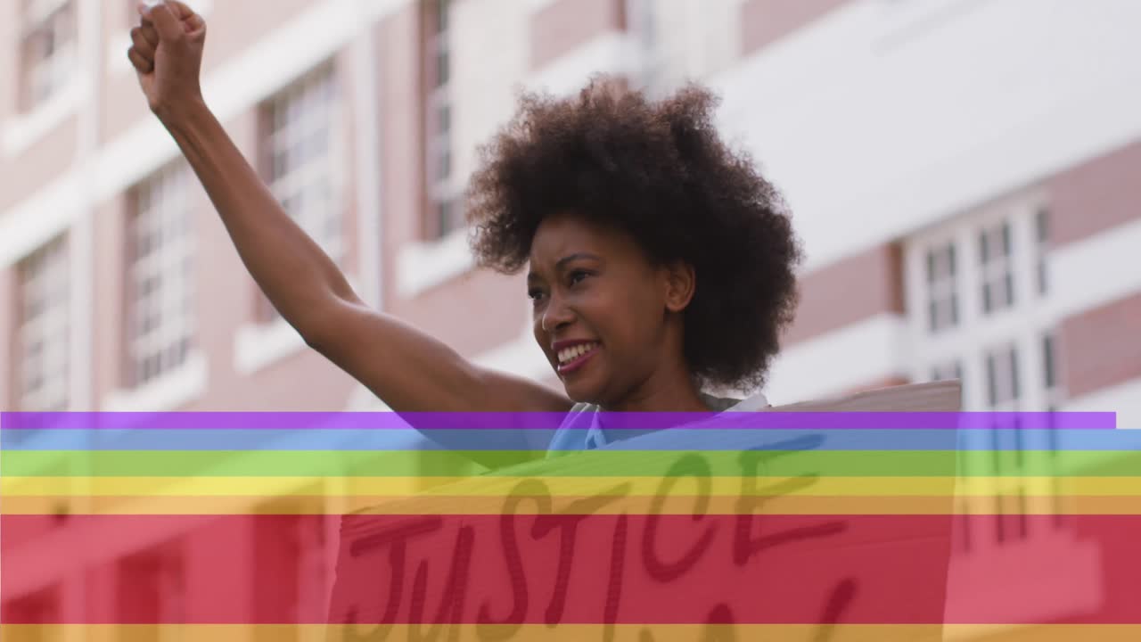animación de la bandera del arco iris y el orgullo por la mujer manifestante afroamericana con una pancarta