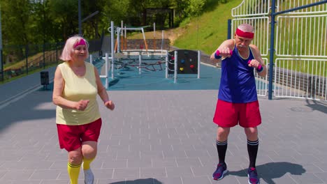 Gracioso-Anciano-Mujer-Atletas-Trabajando-En-La-Cancha-De-Baloncesto-Haciendo-Entrenamiento-Bailando-Ejercicio