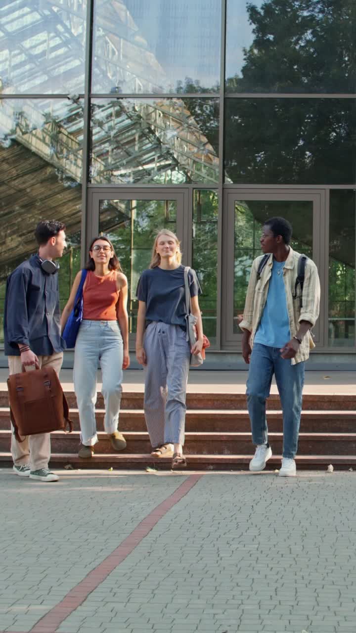 En gruppe universitetsstudenter som går på campus