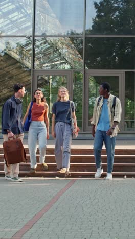 grupo de estudiantes universitarios caminando por el campus