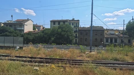 paisaje urbano de paso con edificios y vías