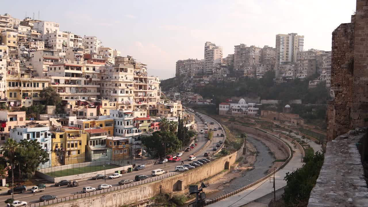 vista de una aldea de oriente medio en la ladera con una carretera que atraviesa el valle en trípoli, norte del líbano