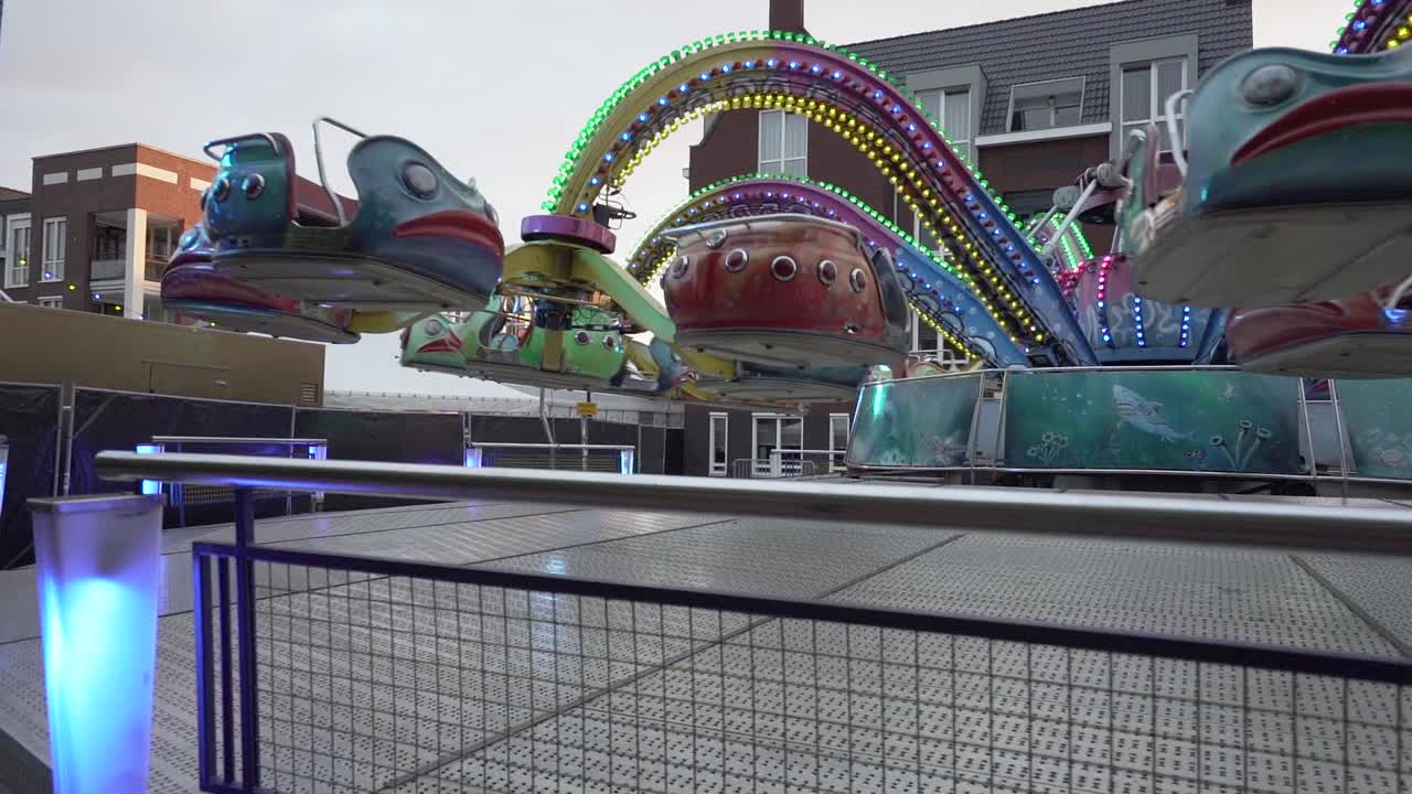 슬로우 모션으로 회전하는 박람회장 어트랙션