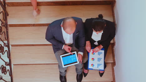 Top-view-of-businesswoman-talking-with-corporate-manager