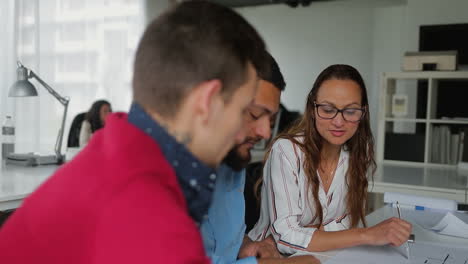 Ambicioso-Equipo-De-Jóvenes-Empresarios-Trabajando-Juntos.