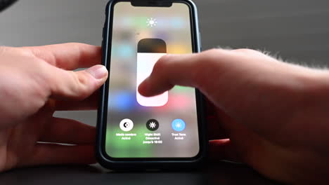 A-phone-user-change-the-luminosity-parameter-in-the-settings,-adjusting-the-brightness-to-his-confort