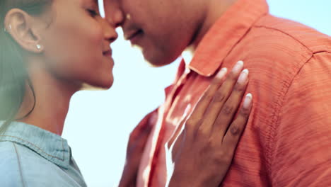 amor, sonrisa y relajarse con la pareja en la playa