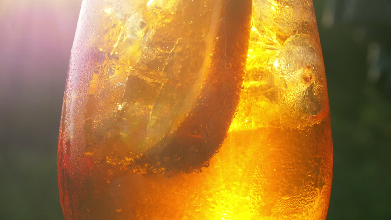 refrescante bebida de naranja al sol - 4k 60fps