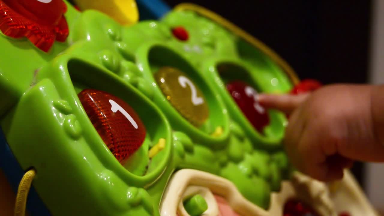 niño jugando con juguetes educativos presionando números ganando colores formas - desarrollo temprano