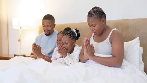 Black-family,-parents-and-children-praying-in-bed