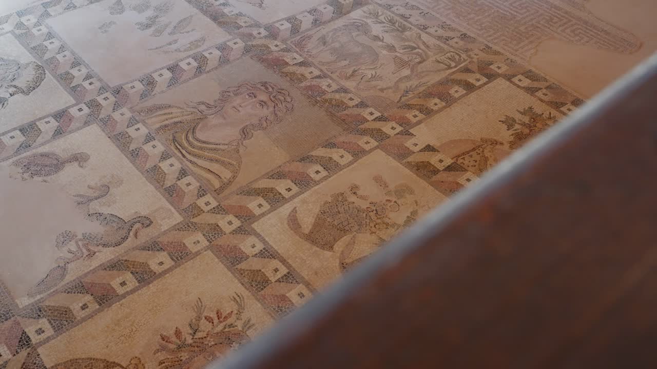 intrincado mosaico griego dentro de un antiguo monasterio