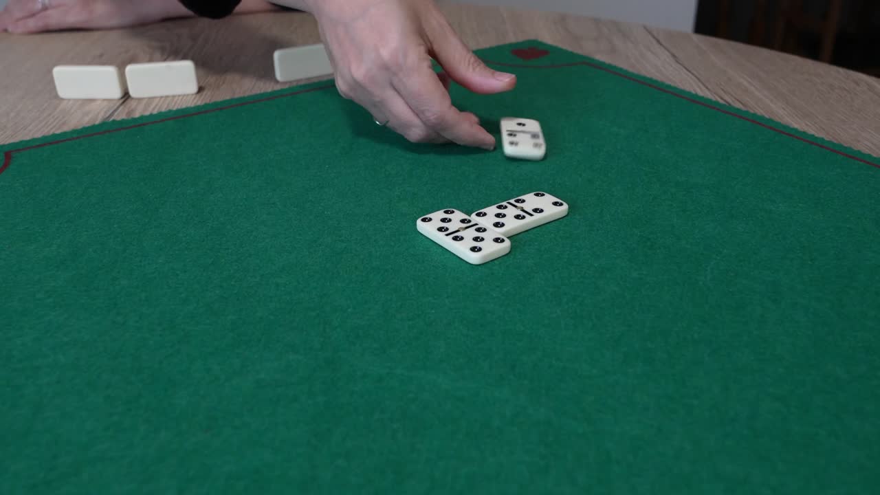 Dominospil på et bord