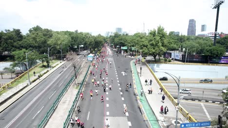 Frontale-Drohnenaufnahme-Der-Läufer-Des-City-Marathons-Bei-Der-Durchquerung-Der-Avenida-Refoma