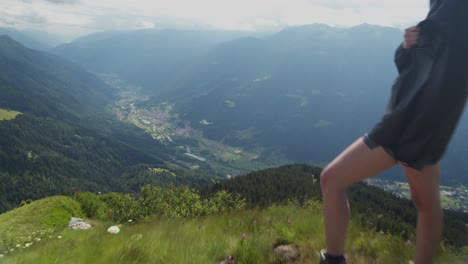 Vista-Desde-Atrás-De-Una-Mujer-Viajera-Turística-Excursionista-Con-Mochila-Disfrutando-De-La-Vista-Con-Los-Dolomitas-En-El-Fondo