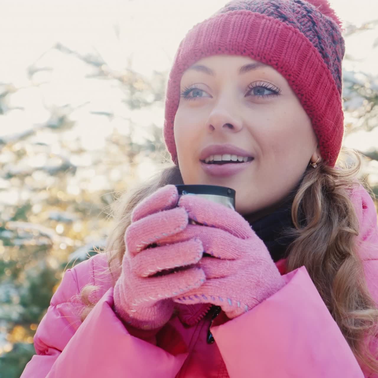 Giovane donna che parla al telefono cellulare 2