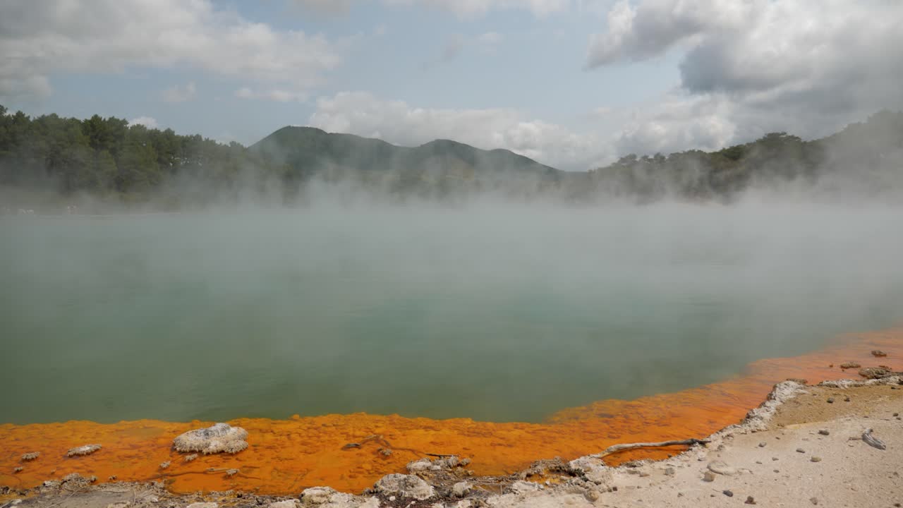 toma estática de la icónica fuente termal de la piscina de champán en rotorua, nueva zelanda
