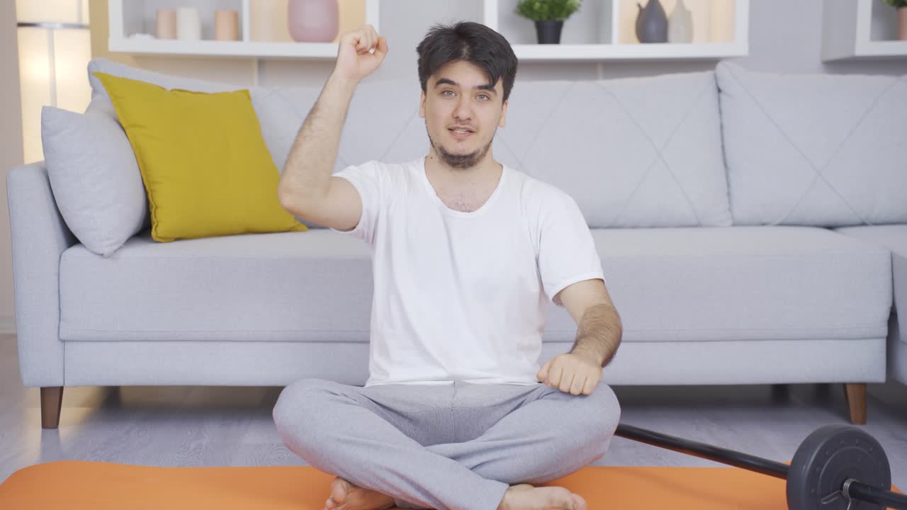 스포츠를 사랑하는 남자. 행복하고 만족.