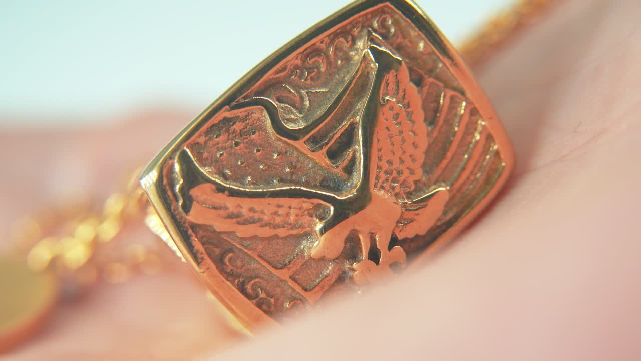 символ орла, золотое кольцо, макросъемка, 4k