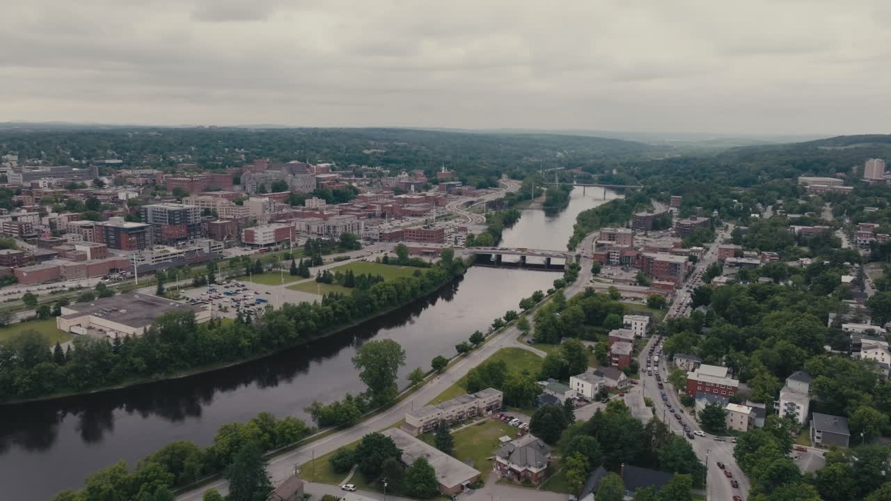 paisaje urbano de sherbrooke y el río magog en canadá - fotografía aérea