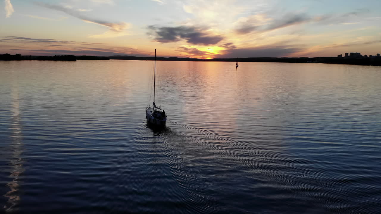 Barche a vela al tramonto sul lago