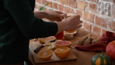 Mujer-Irreconocible-Haciendo-Té-Caliente-De-Invierno