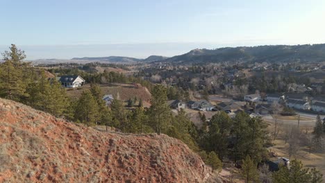 Vista-Aérea-Del-Barrio-De-Los-Suburbios-En-Ciudad-Rápida-Cerca-De-Blackhills-Dakota-Del-Sur