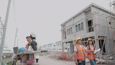 equipo de contratistas profesionales en el negocio inmobiliario. arquitecto de construcción o ingeniero civil en uniforme de seguridad discuten con el capataz sobre el modelo de casa en el plano en el sitio de construcción del proyecto de vivienda