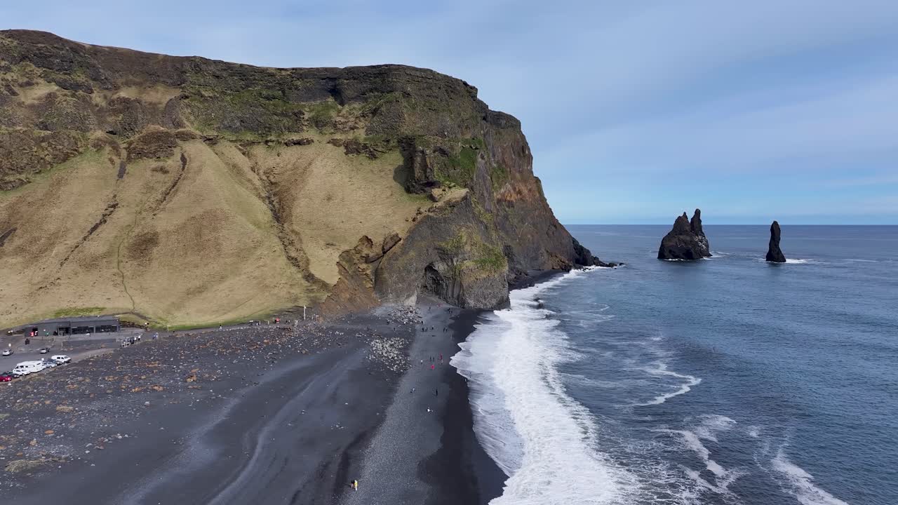 자연의 아름다움은 검은 모래 해변에서 그 모든 화려함을 보여줍니다. 거대한 산과 조용한 해변과 활기찬 사람들이 결합하여 숨을 쉬는 장면을 만니다.