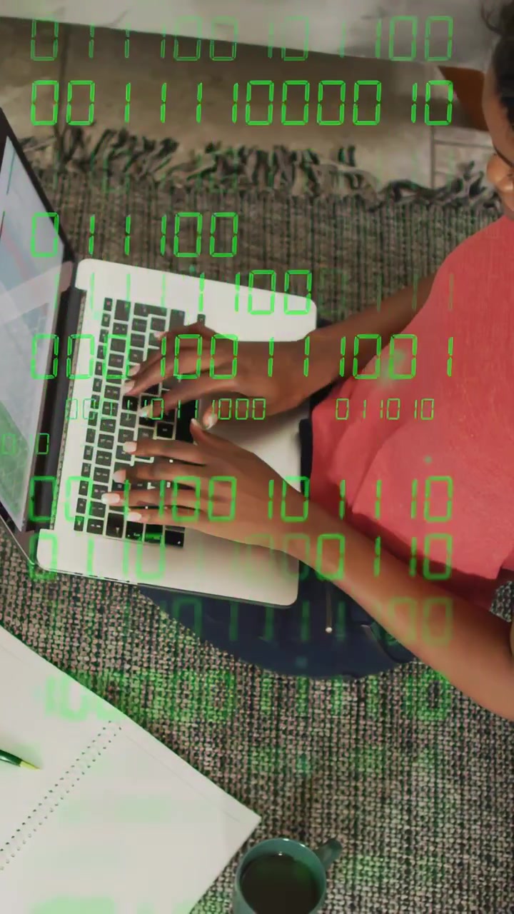 Vídeo vertical: Mulher começando a digitar no laptop em um tapete, com sobreposição tecnológica, olhando anotações e trabalhando.
