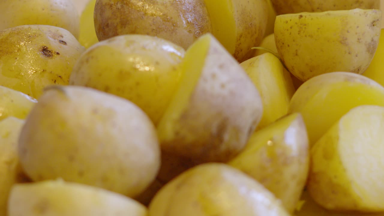 Patate novelle fresche in ciotola pronte da mangiare. Contorno alimentare energetico a base di carboidrati. Alimentazione sana. 4K